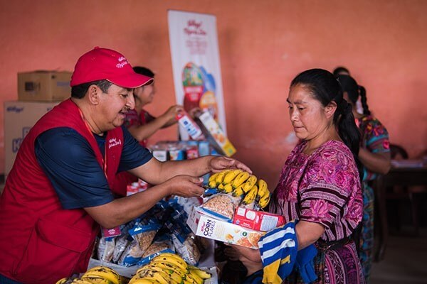 Voluntario entregando comida Voluntario entregando comida