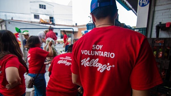 Voluntarios entregando donaciones