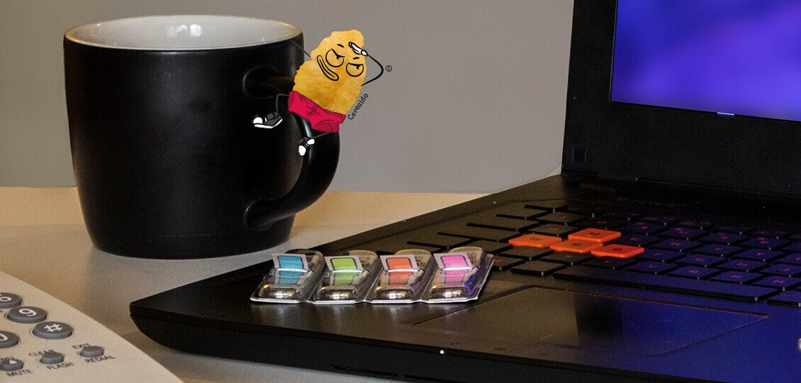 Cerealdo se apoya en una taza para ver al horizonte, computadora de fondo.