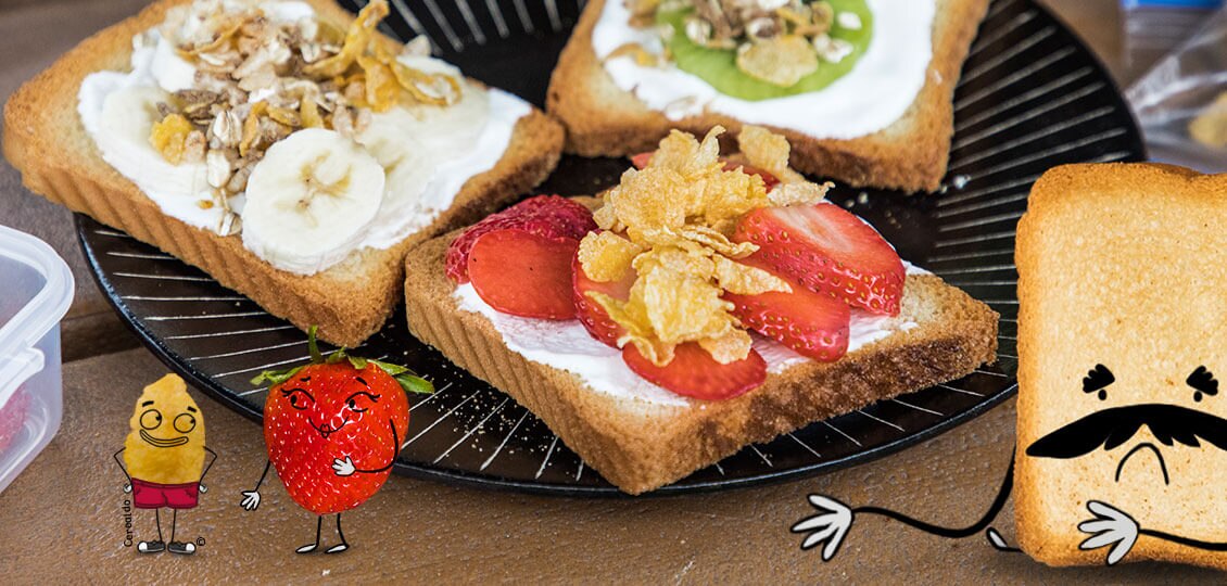 Pan tostado con fruta y cereal, Cerealdo y fresa a la izquierda, pan tostado con bigote a la derecha.